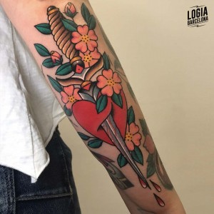tatuaje_brazos_daga_logiabarcelona_laia_desole